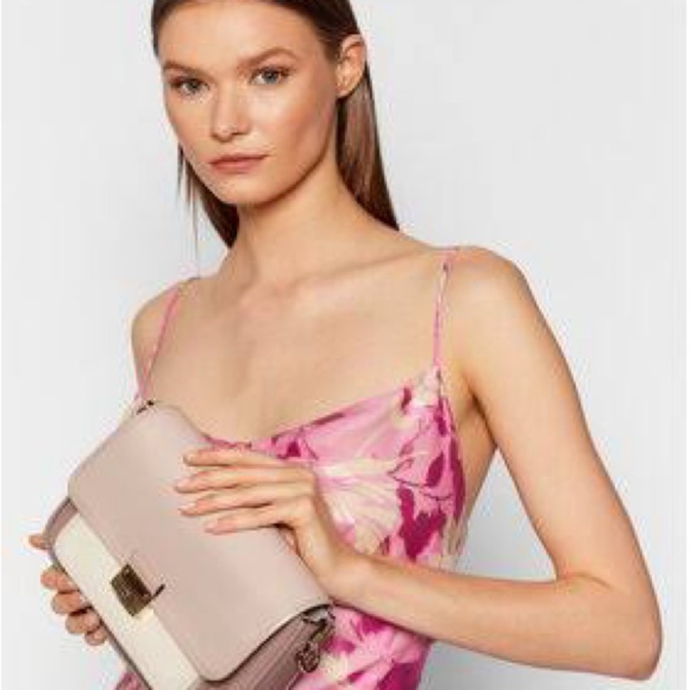 Michael Kors Bradshaw Messenger Crossbody Bag - Picture 3 of 11